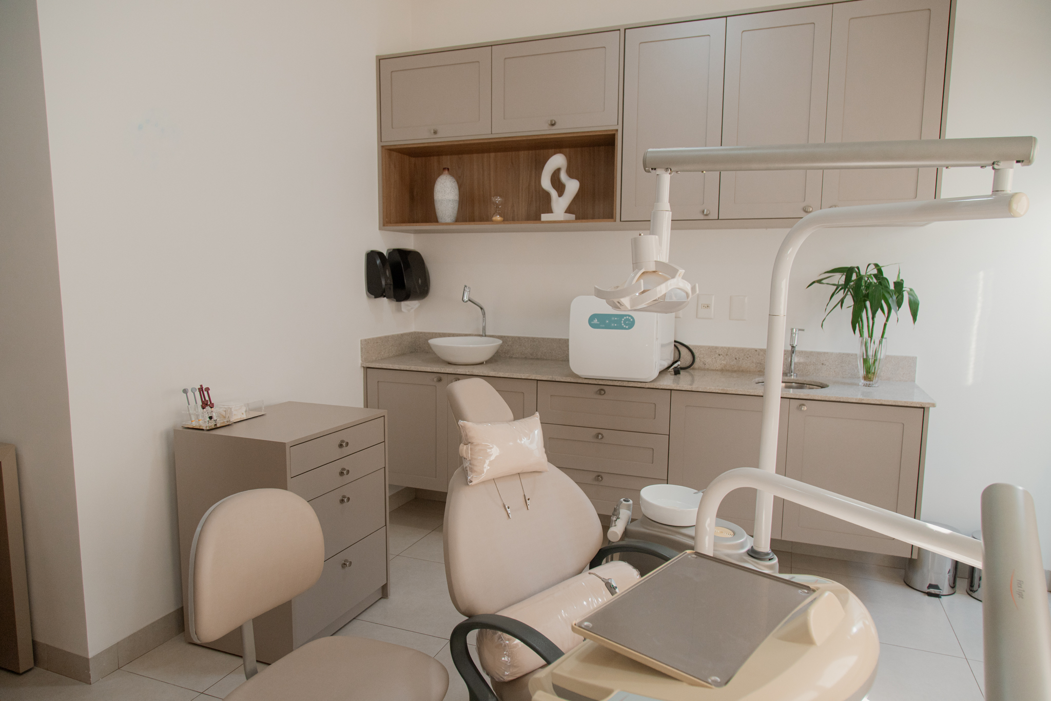 Cadeira odontológica moderna da clínica